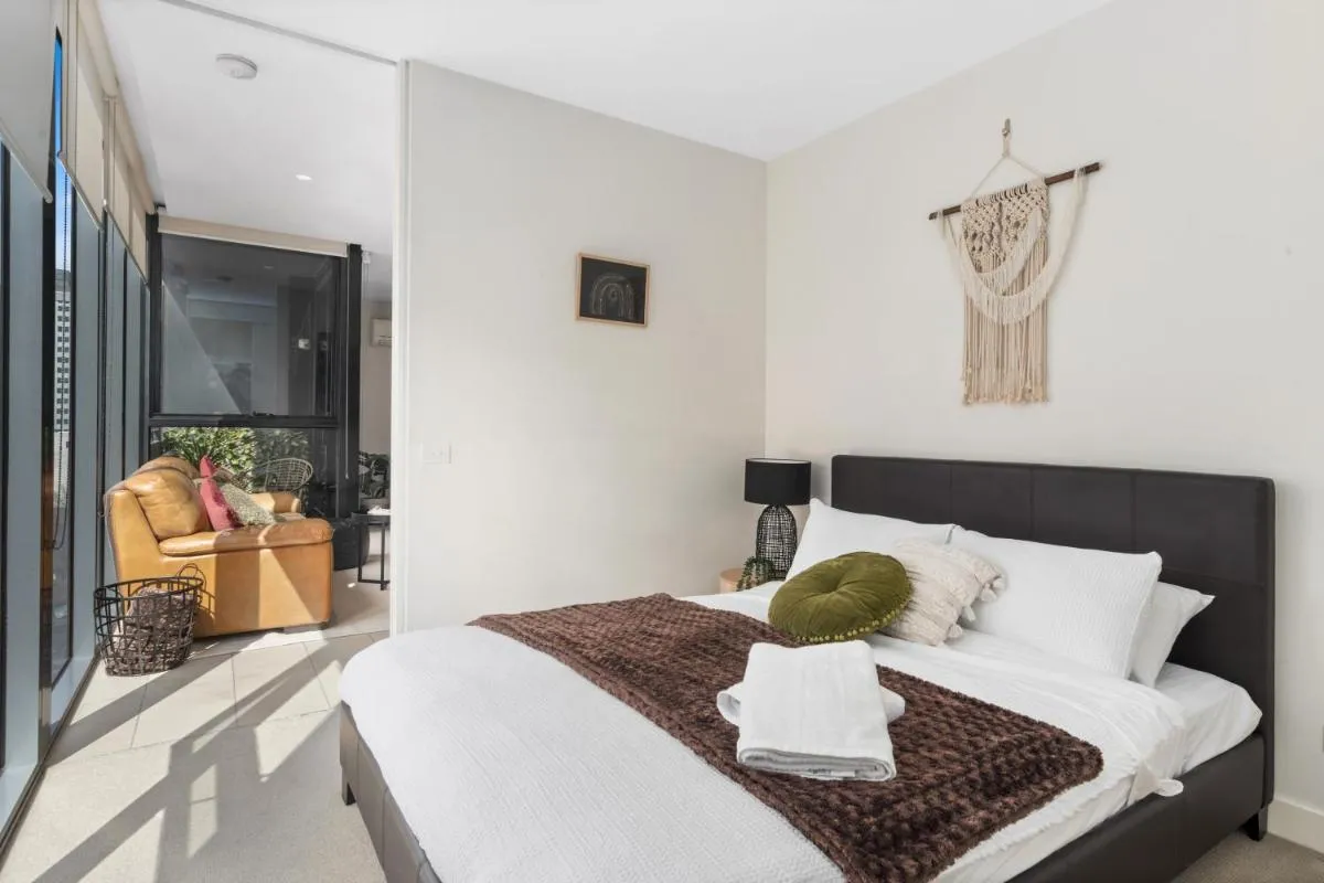 Escape To Melbourne – Stylish 1 Bedroom-Gym – Aircon -Balcony — 2