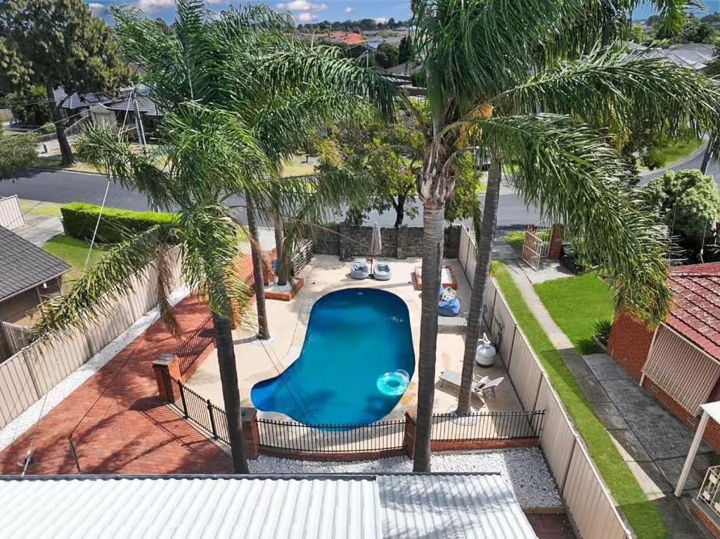 Evies White House Oasis I Pool & Close to Airport — 4