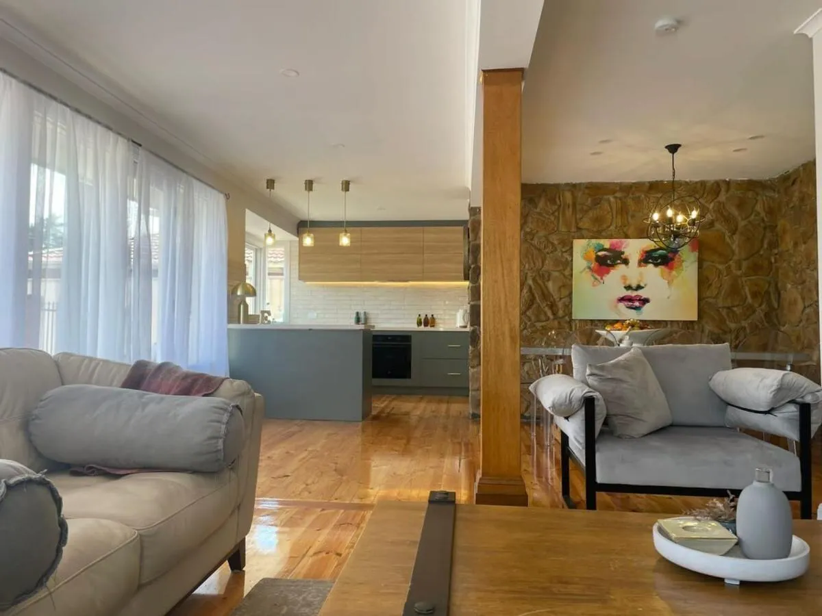 Evies White House Oasis I Pool & Close to Airport — 5