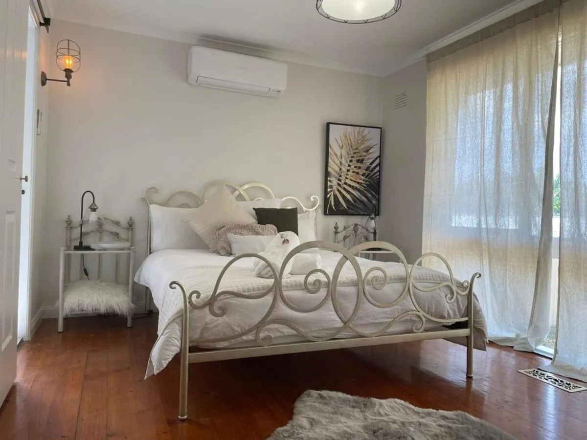 Evies White House Oasis I Pool & Close to Airport — 2