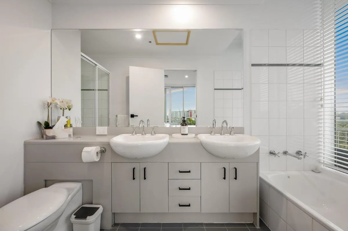 Exclusive Stays – Southgate — 3
