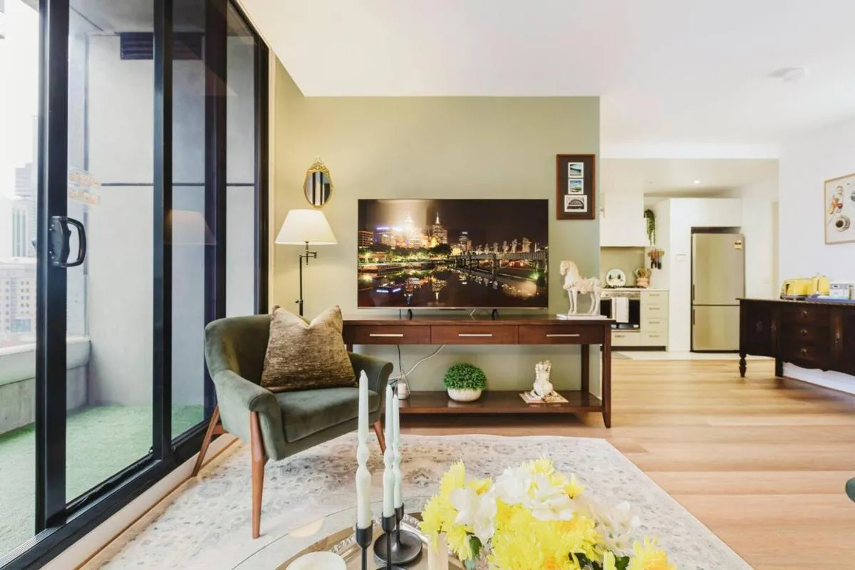 Exec King Bed SkyBus Sthn X Pking Pool Gym Sauna — 4