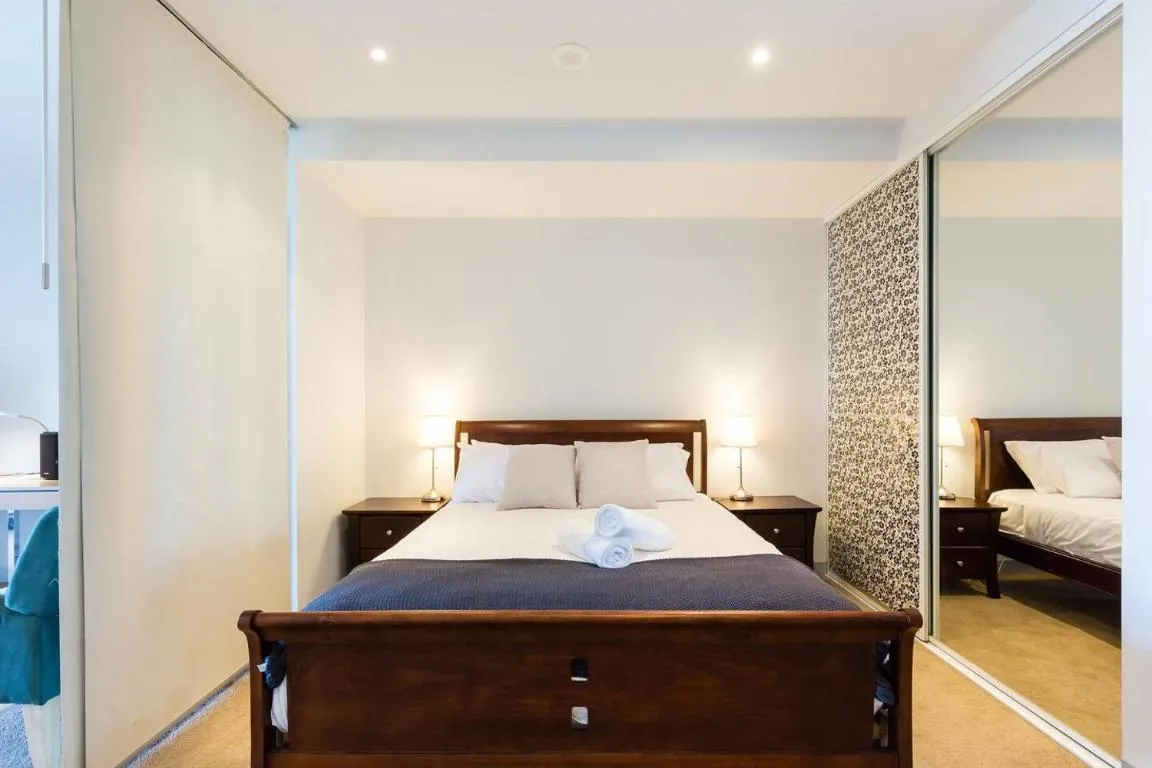 Exhibition Central – Cosy CBD Queen Studio