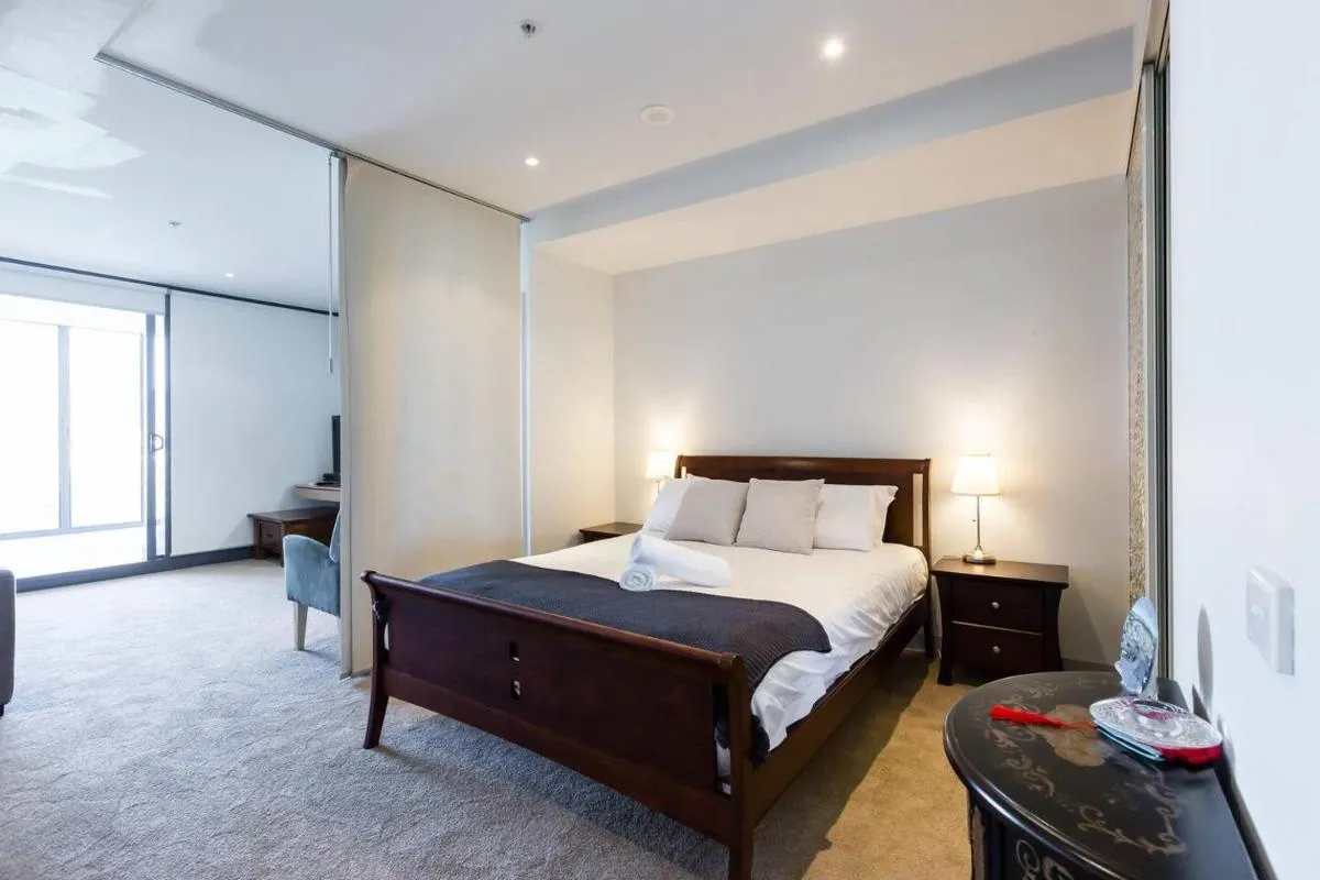 Exhibition Central – Cosy CBD Queen Studio — 2