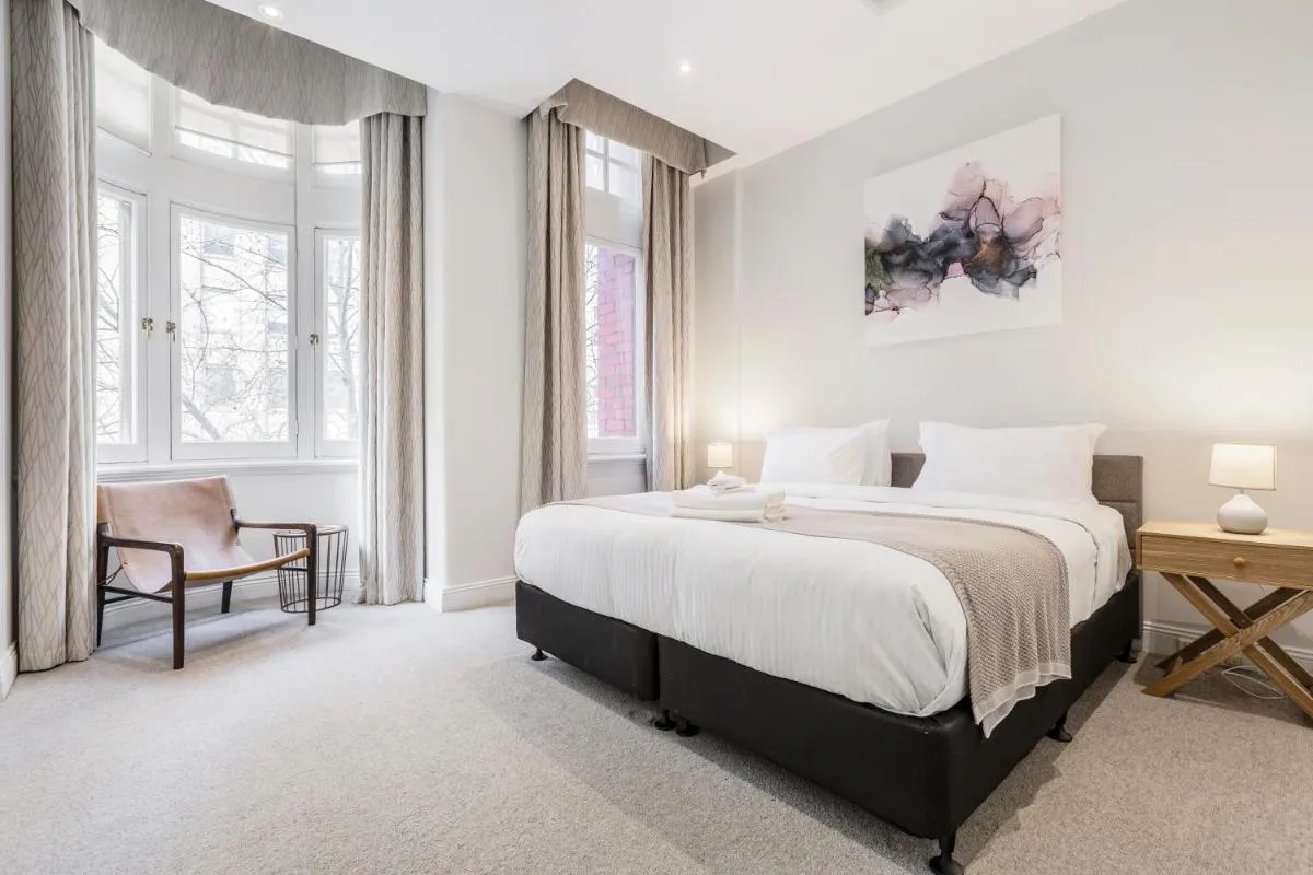 Fabulous Collins Street Luxury 2 BR Apartment — 2