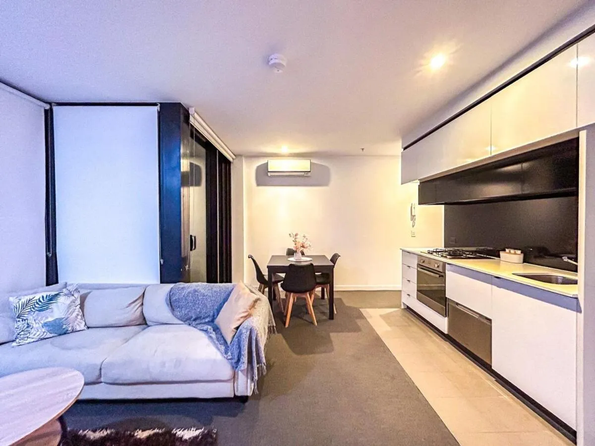 Fantastic View 2br1ba In Cbd Wifi Balcony — 5