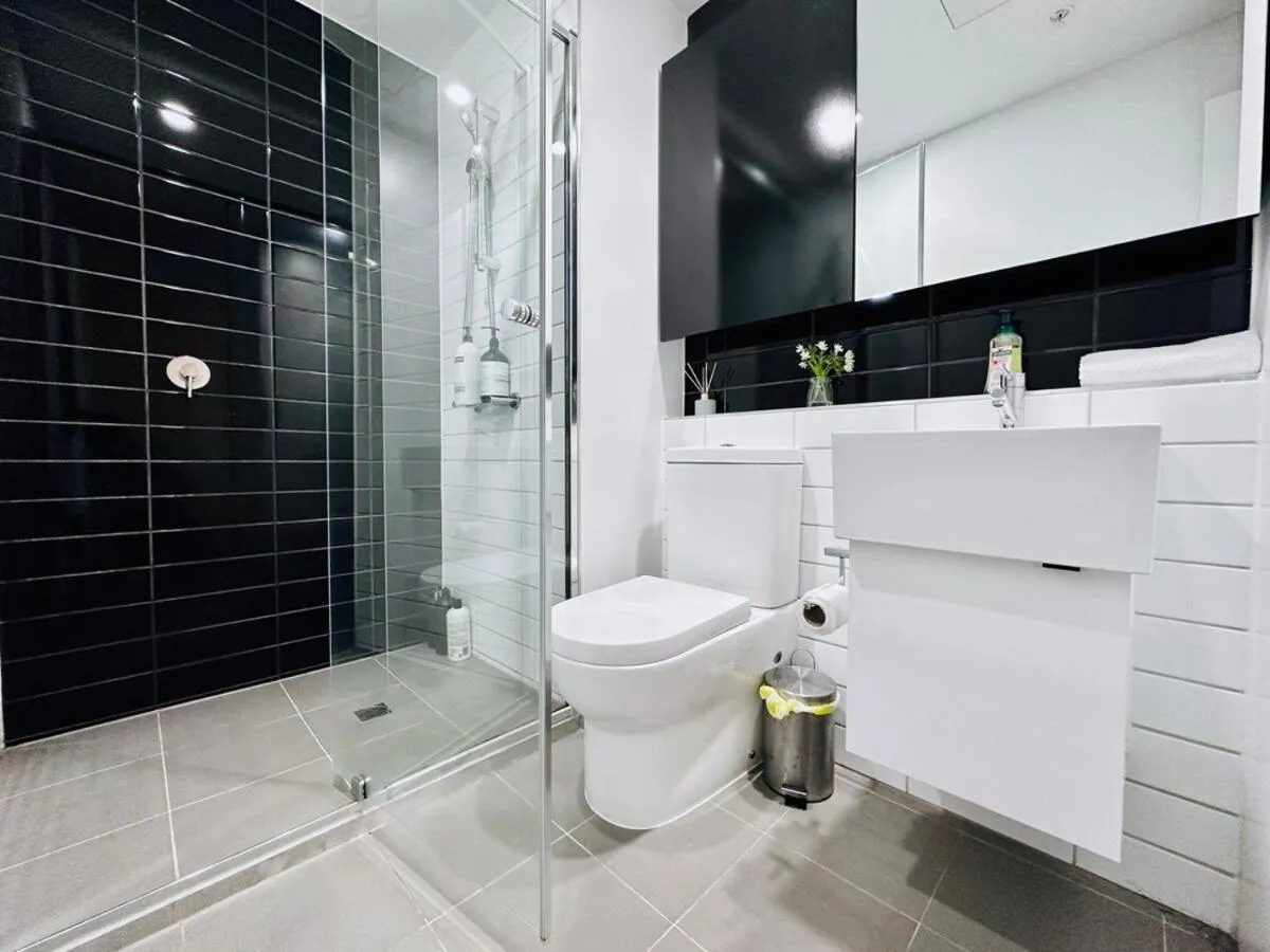 Fantastic View 2br1ba In Cbd Wifi Balcony — 3