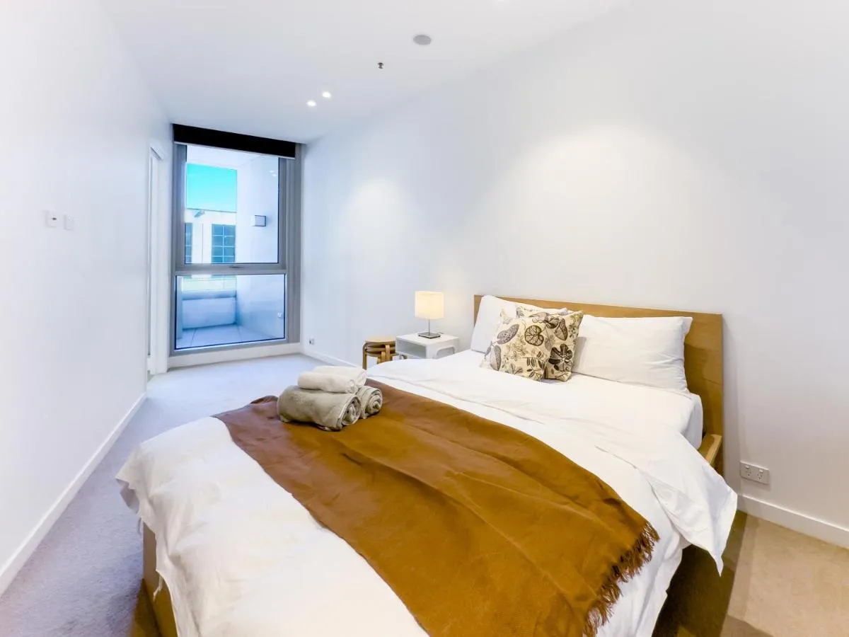 Fawkner Residence 1B2B condo Smart TV — 2