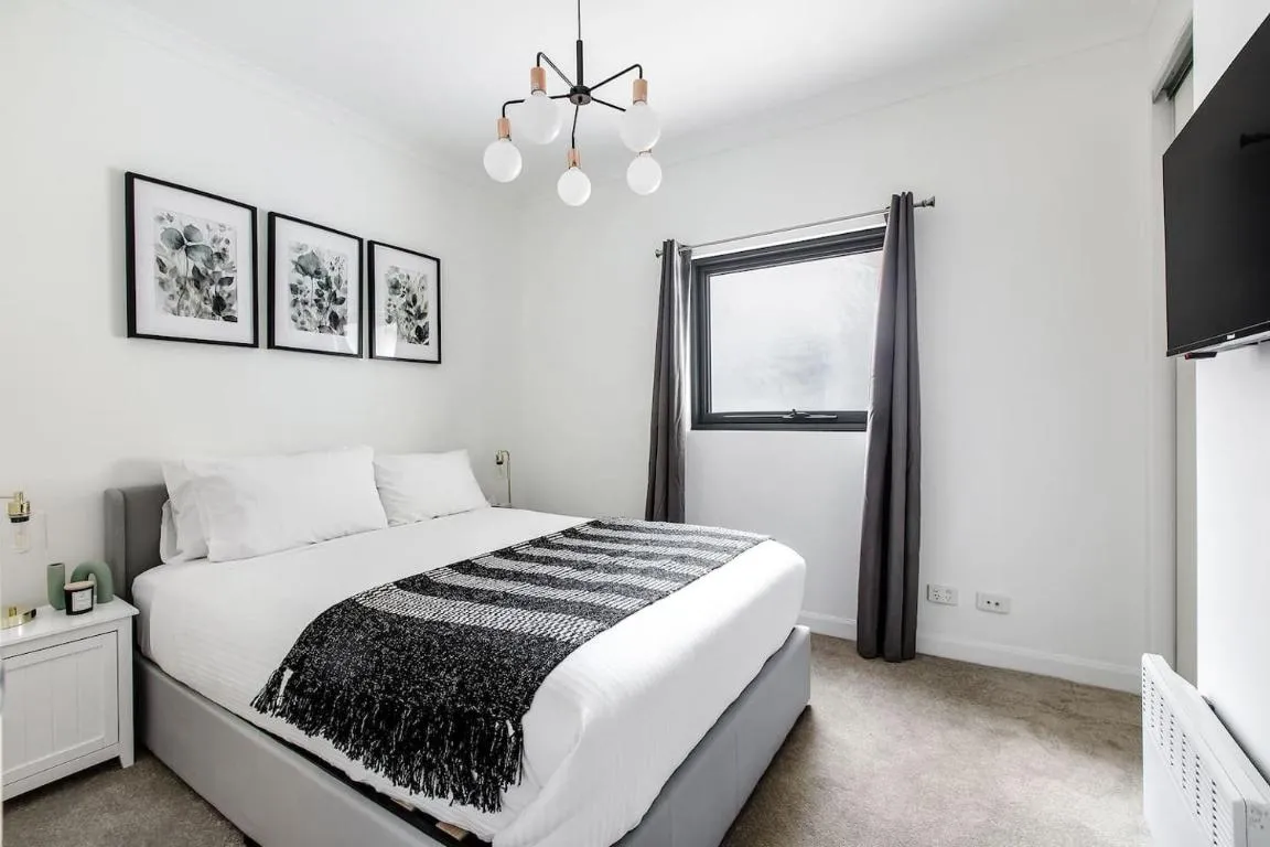 ‘Flinders Lane Flair’ Compact City-centre Comforts