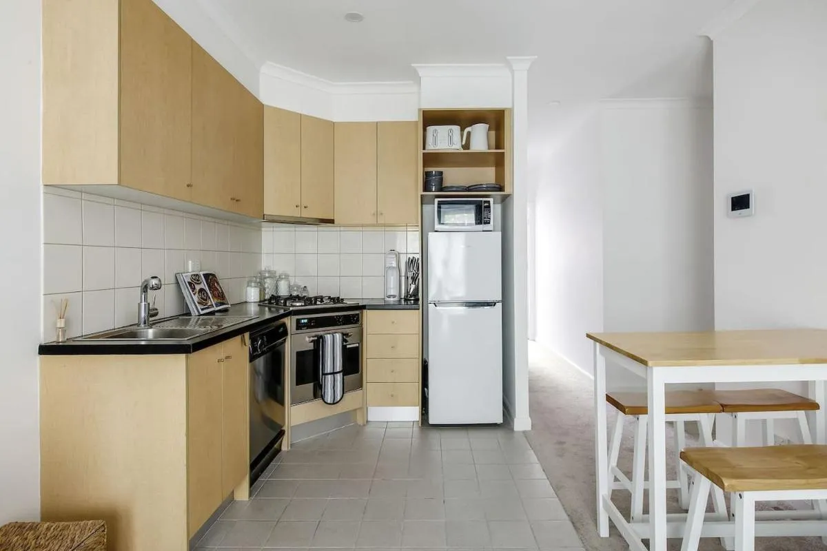 ‘Flinders Lane Flair’ Compact City-centre Comforts — 5