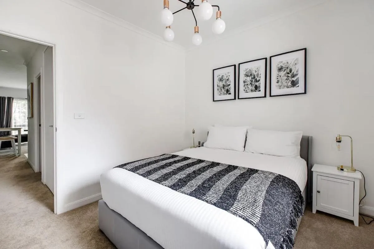 ‘Flinders Lane Flair’ Compact City-centre Comforts — 2