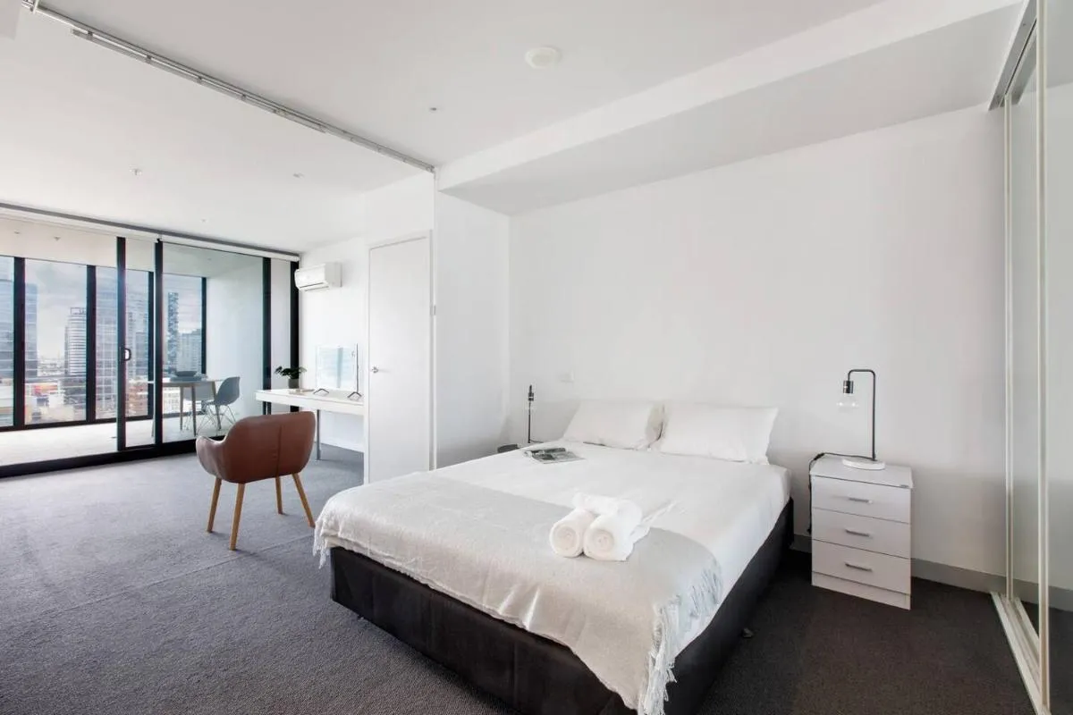 Flinders Street Simplicity Overlooking the Yarra — 2