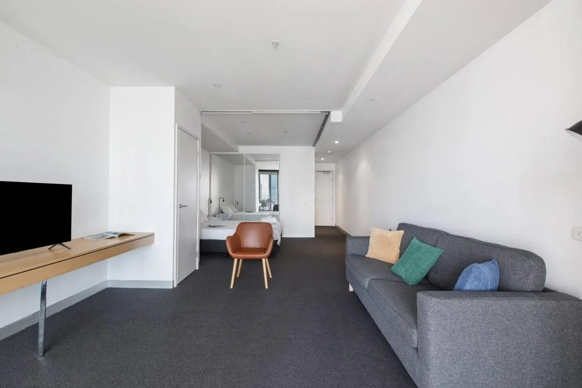 Flinders Street Simplicity Overlooking the Yarra — 5