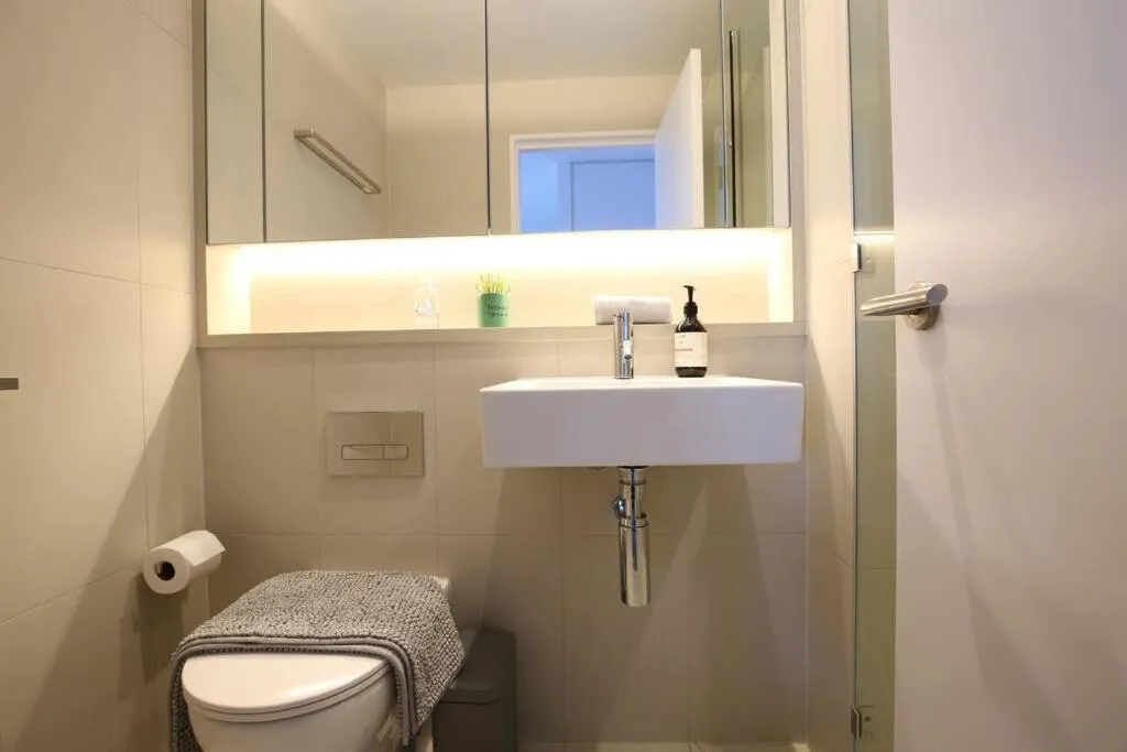 Glamorous 2BR Apt with Ocean & River Views & Free Parking — 3