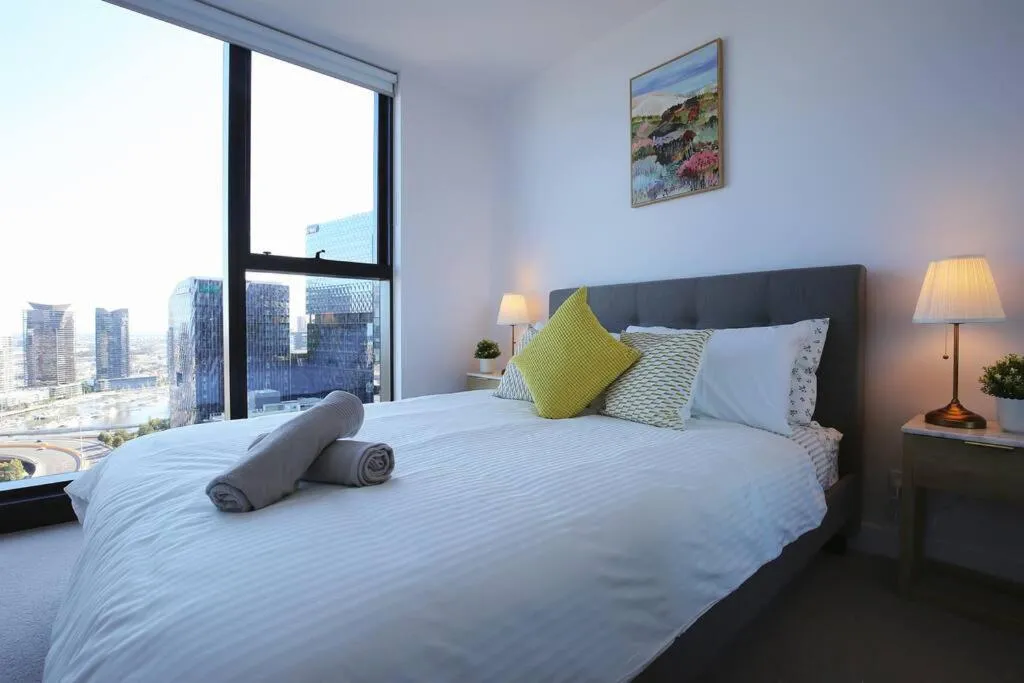 Glamorous 2BR Apt with Ocean & River Views & Free Parking — 2