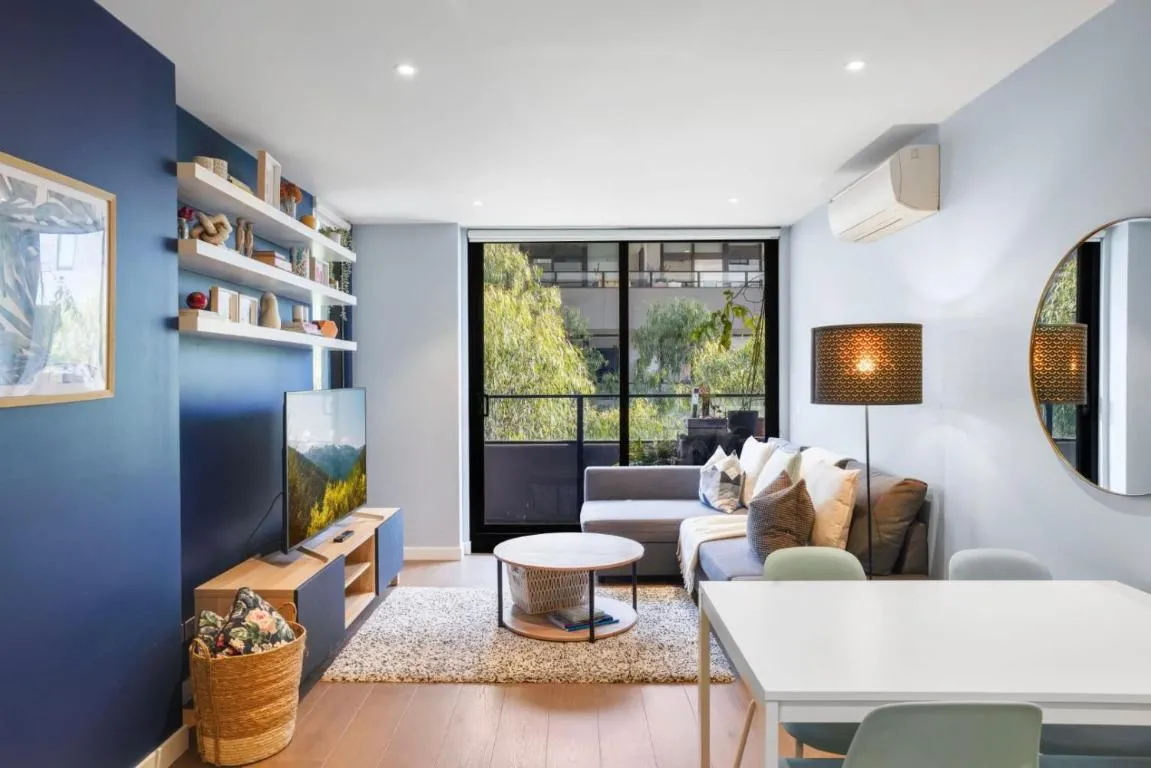 Gorgeous flat in Brunswick East with pool, gym and rooftop