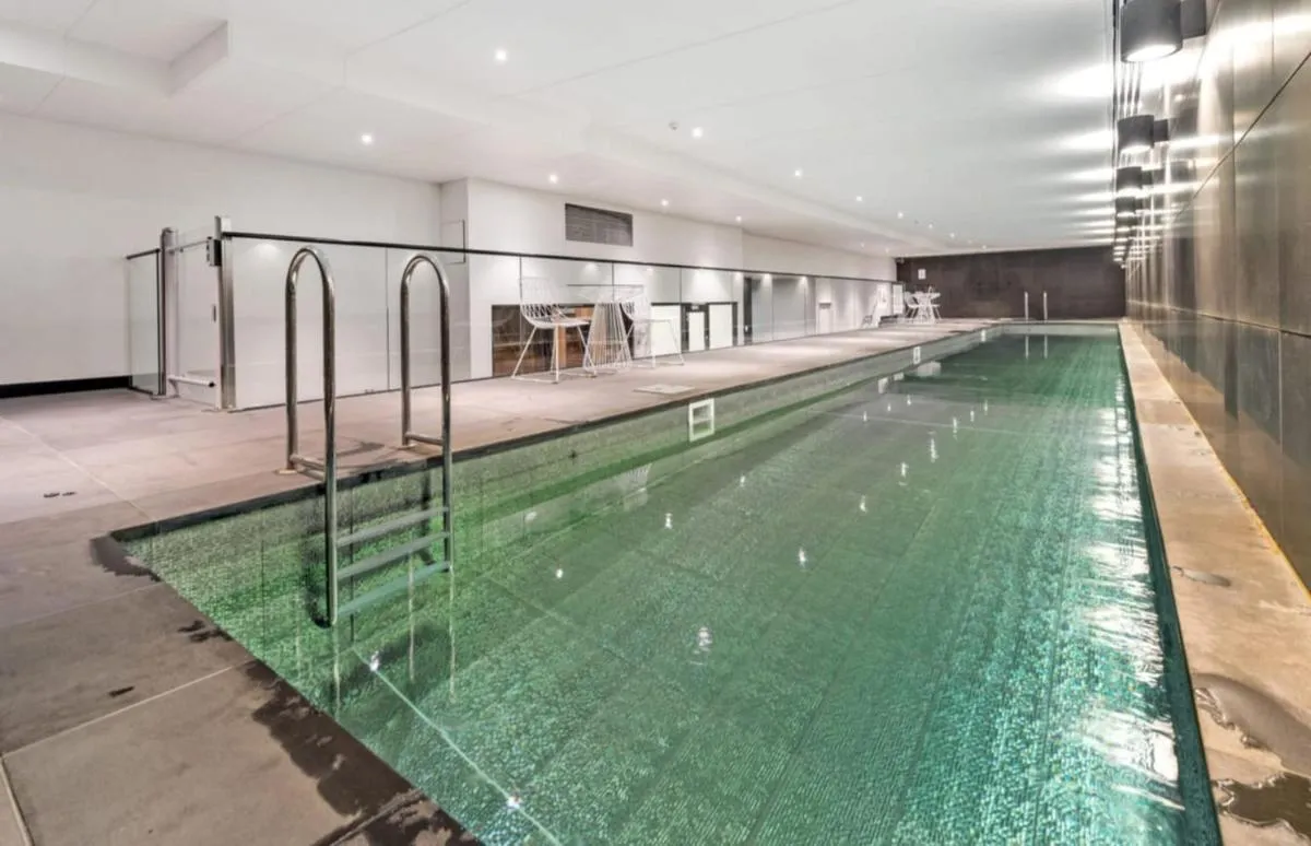 Gorgeous flat in Brunswick East with pool, gym and rooftop — 4