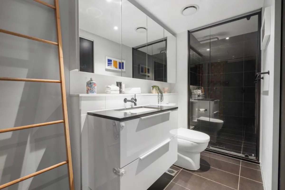 Gorgeous flat in Brunswick East with pool, gym and rooftop — 3