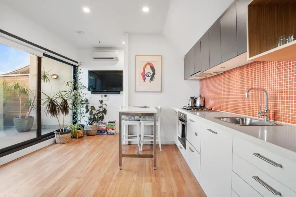 Green getaway 1 Bedder Loft@ St kilda with parking — 4