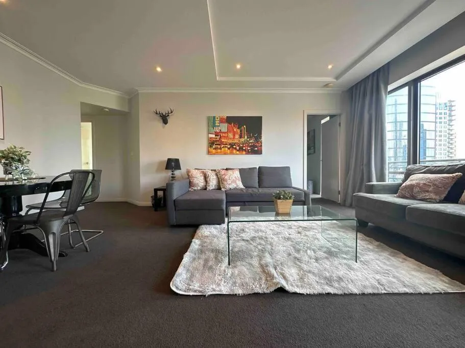 HeartCBD LUX Top Floor 2 Bedroom /Pool/Spa/GYM