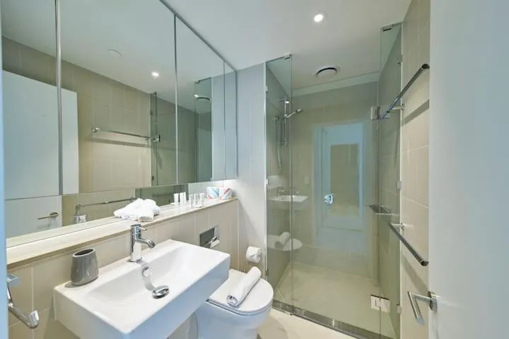 High-Rise on Collins with Free Parking, Pool, Gym — 3