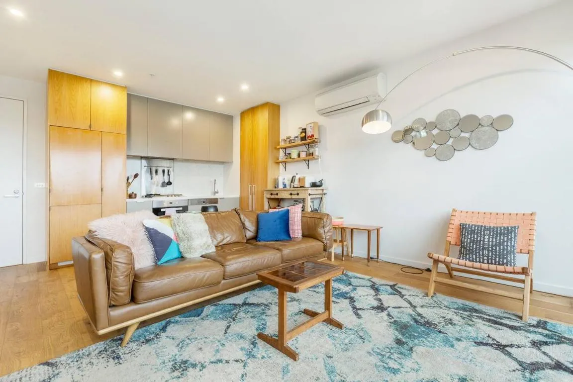 Hip off High Street – A Vibrant Balcony Escape