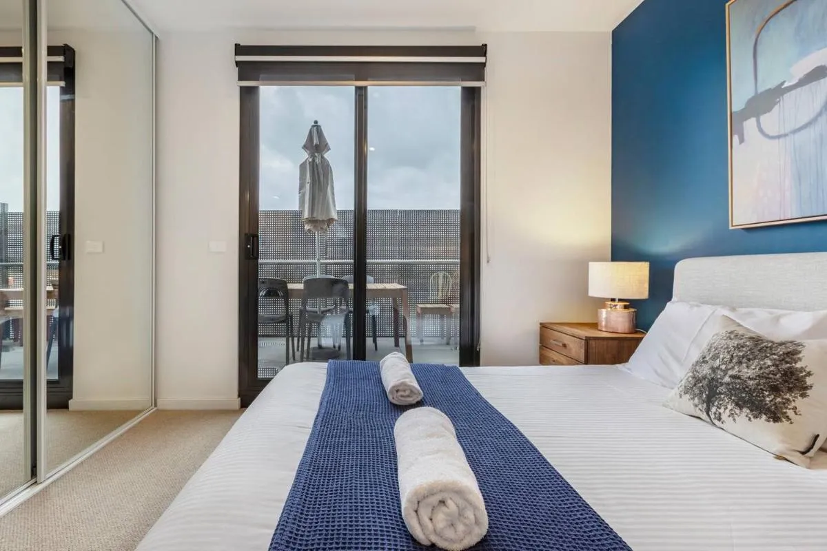 Hip off High Street – A Vibrant Balcony Escape — 2