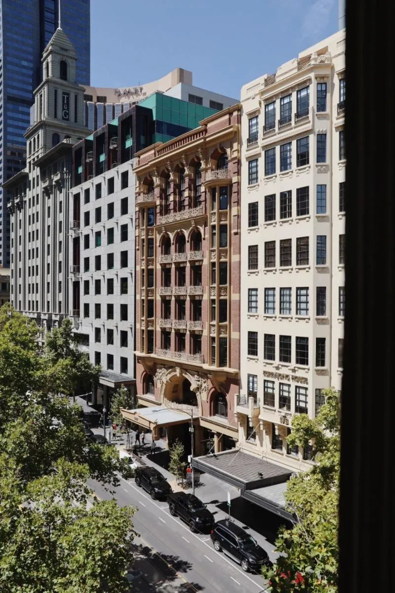 Hotel Collins — 5