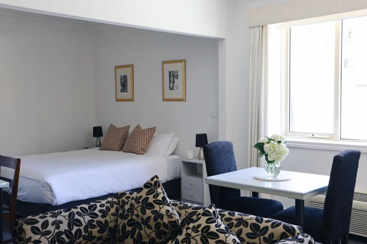 Hotel Collins — 2
