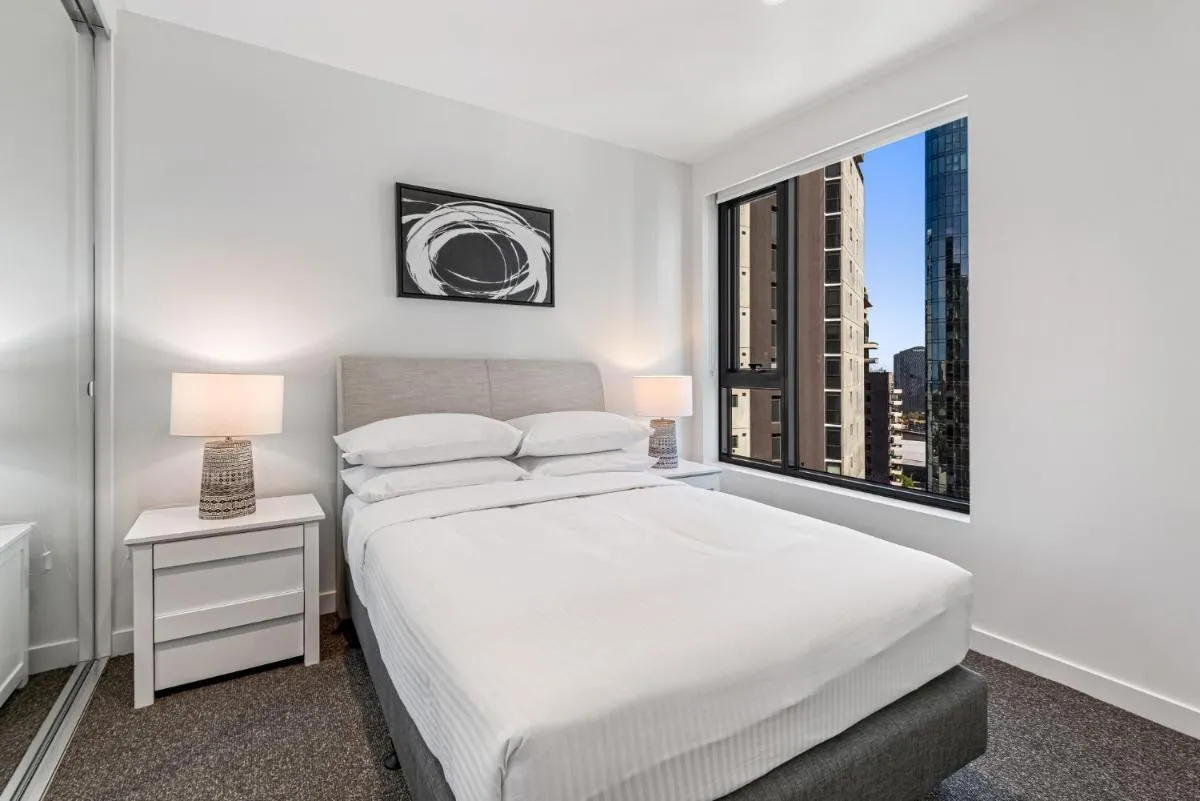 Inner City 2-Bed with Pool, BBQ & Gym — 2
