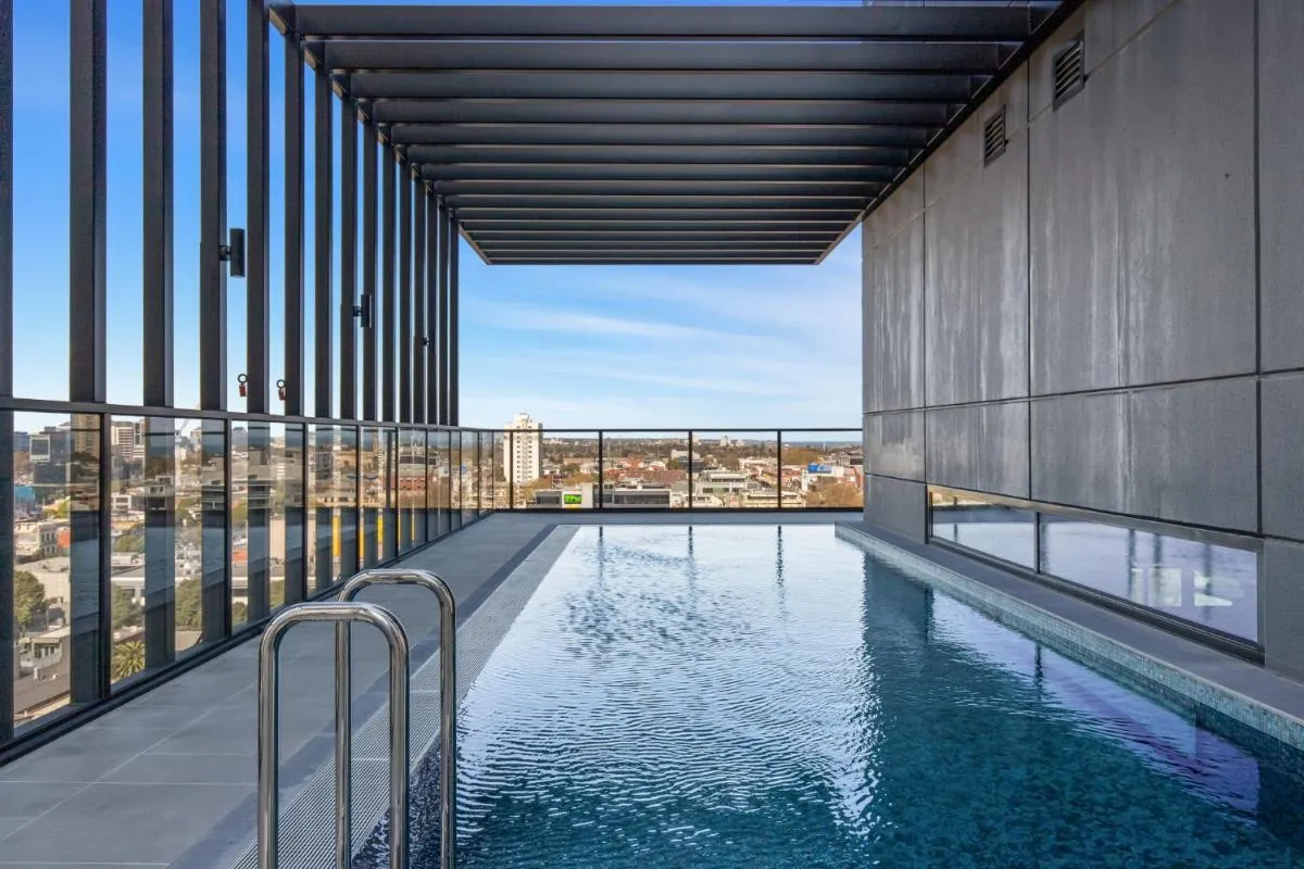 Inner City 2-Bed with Pool, BBQ & Gym — 4
