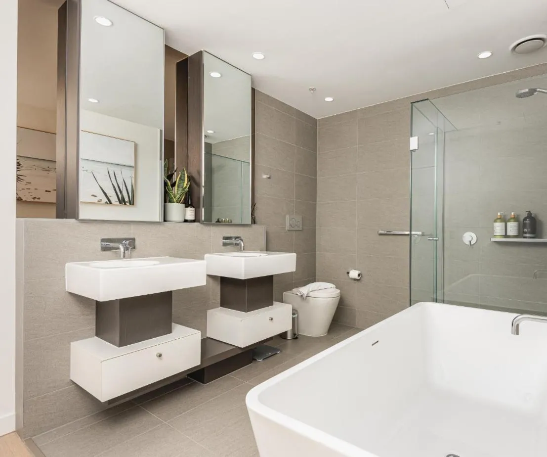 Irresistible 3br2ba Apt West Side Place — 3
