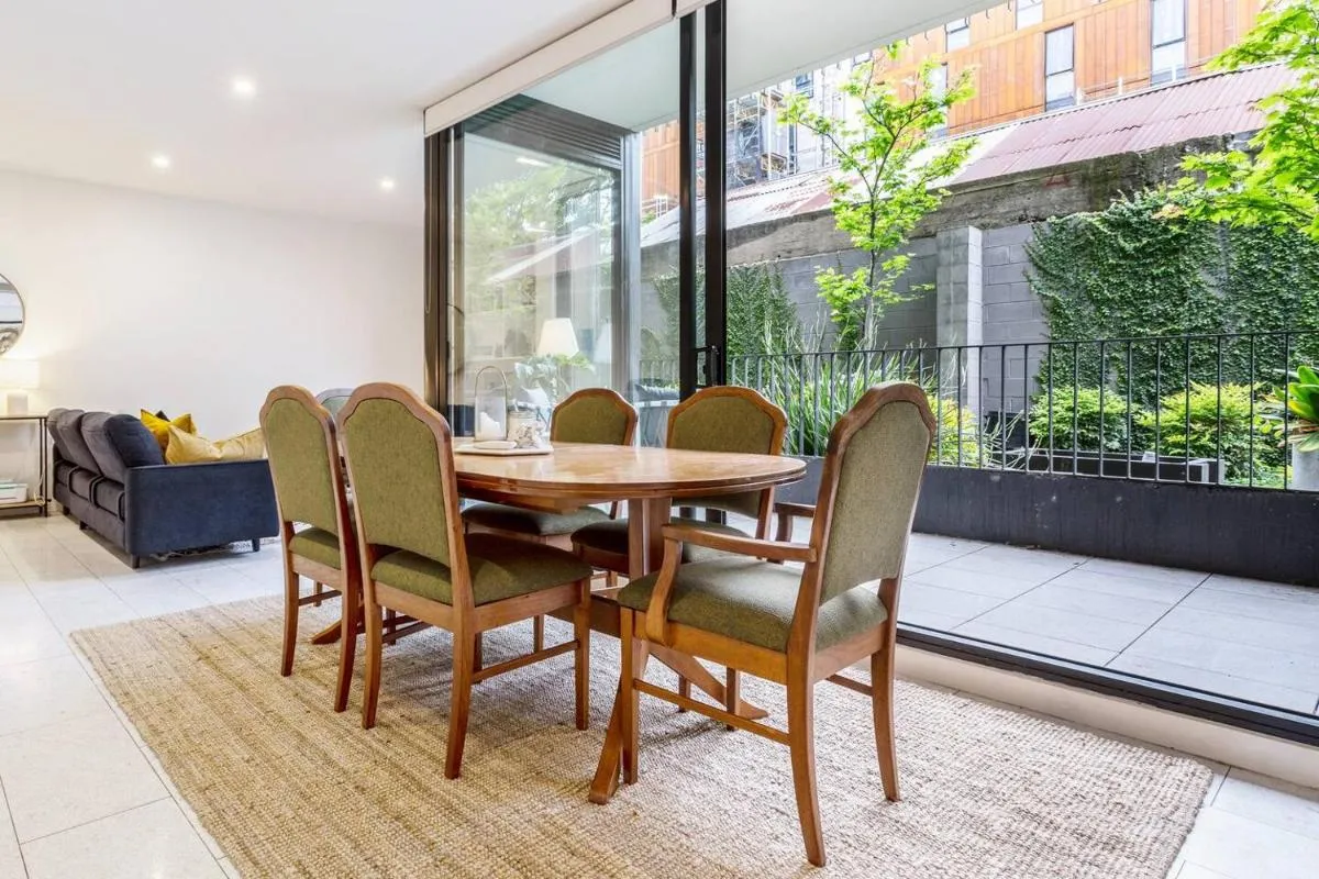 Laneway Leisure – Leafy Delight in the Heart of Fitzroy — 4