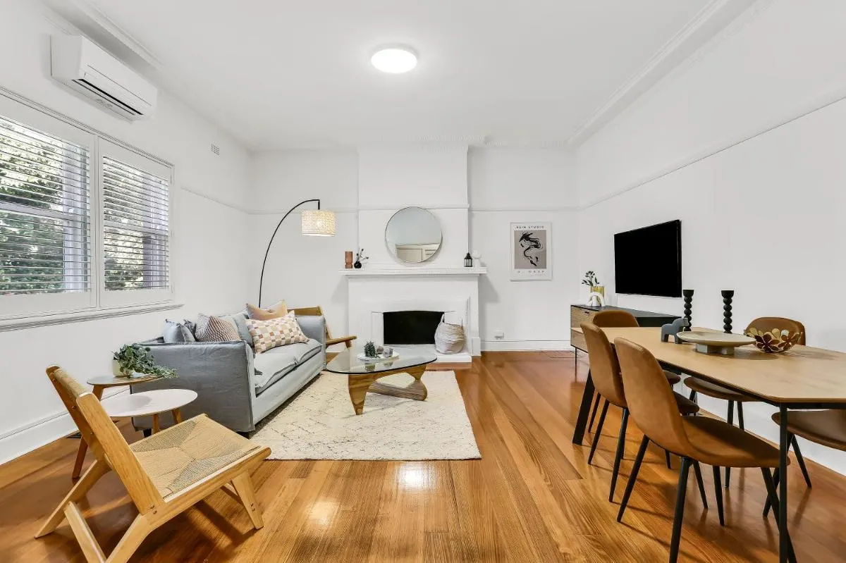 Large 3 Bed Art Deco Apartment in Camberwell — 2