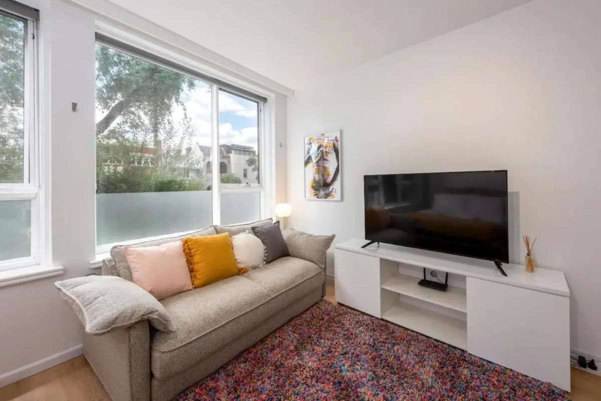 Lovely Studio with Free Parking in East Melbourne! — 2