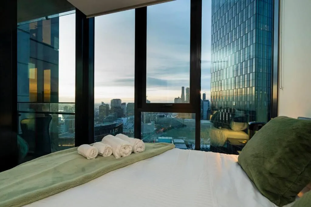 Luxe Haven – 42nd Floor Panoramic City Views — 2