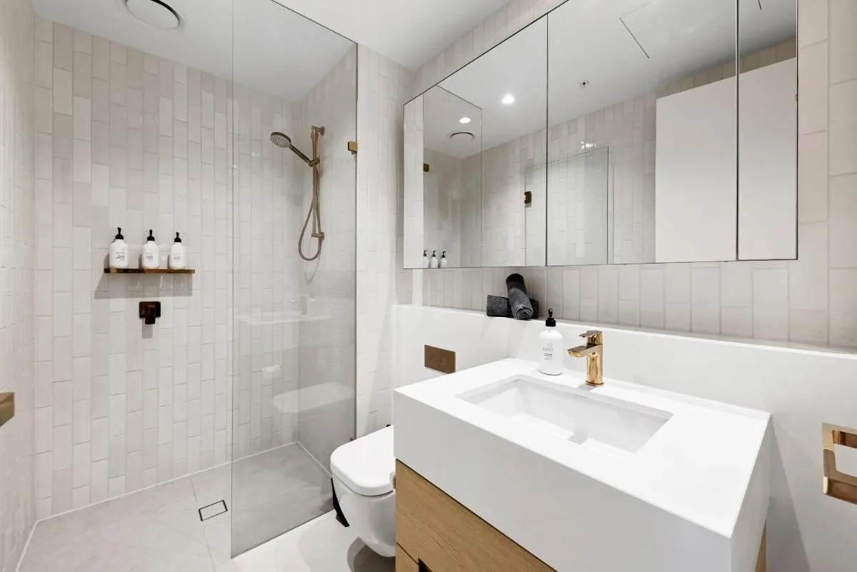 Luxuria Apartments – Collins House — 4