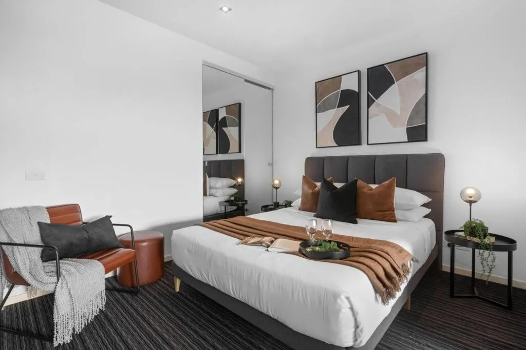 Luxurious Fitzroy Street Getaway — 2