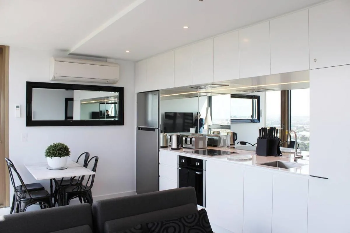Luxurious Flemington with Stunning Racecourse View — 5