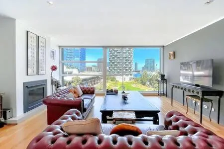 Luxury 4B Docklands Penthouse water city views — 4
