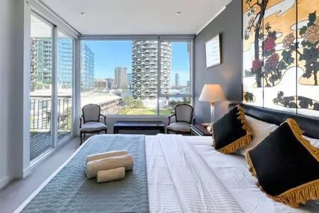 Luxury 4B Docklands Penthouse water city views — 2