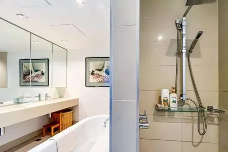 Luxury 4B Docklands Penthouse water city views — 3