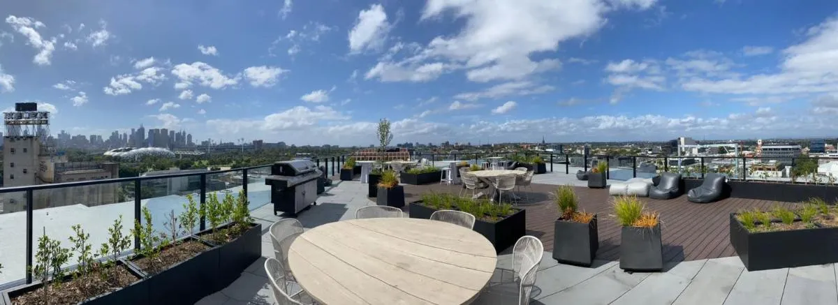 Luxury African themed apartment☆10min to MCG & Swan St☆On-site Parking☆Balcony☆Rooftop deck☆Gym☆ — 2