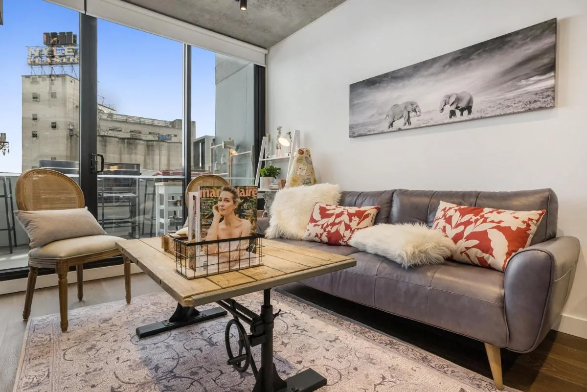 Luxury African themed apartment☆10min to MCG & Swan St☆On-site Parking☆Balcony☆Rooftop deck☆Gym☆ — 3