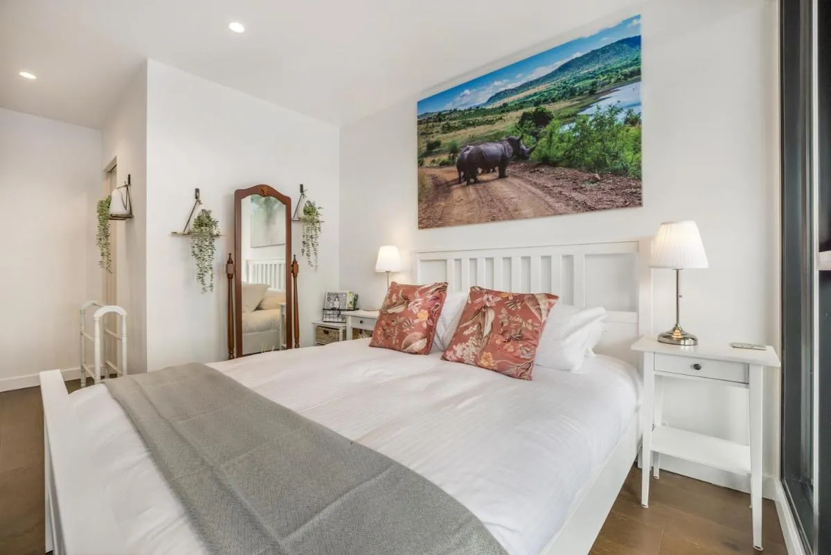 Luxury African themed apartment☆10min to MCG & Swan St☆On-site Parking☆Balcony☆Rooftop deck☆Gym☆ — 4