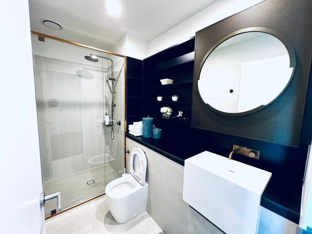 Luxury Indoor Pool, Jacuzzi, Sauna and Steam — 3