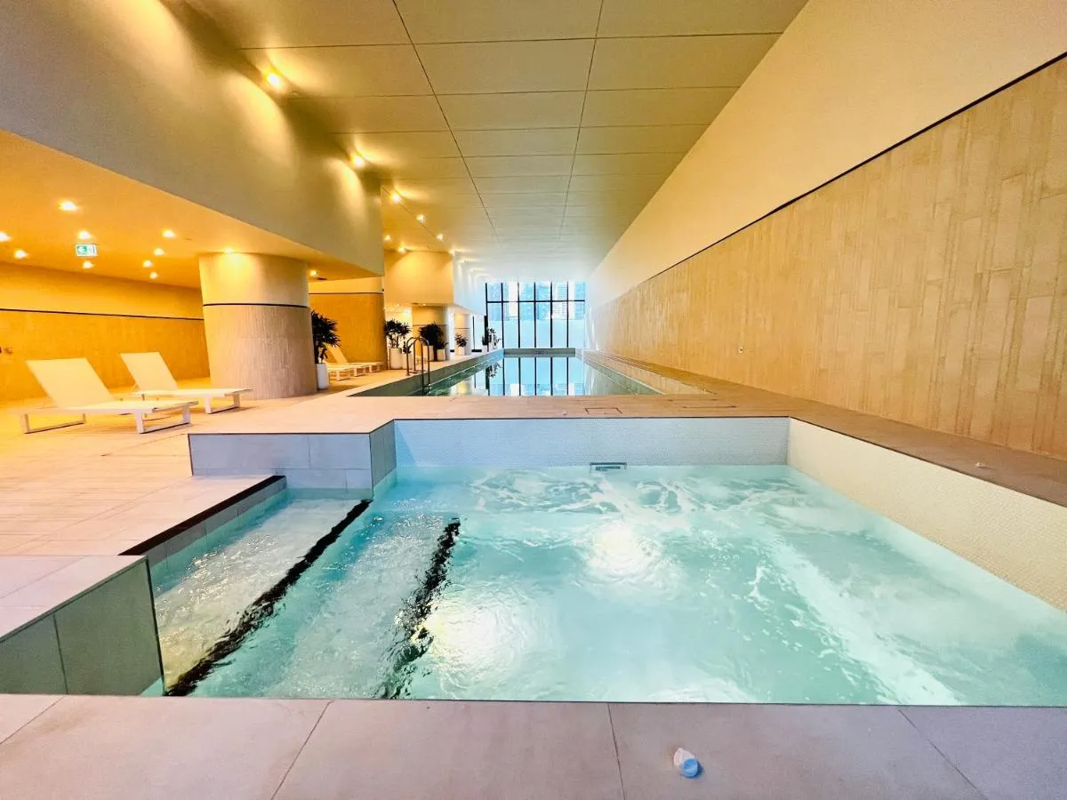 Luxury Indoor Pool, Jacuzzi, Sauna and Steam — 4
