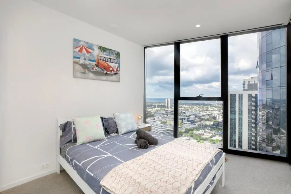 MSQ 1 Bed Apt with Amazing City & Sea View — 2
