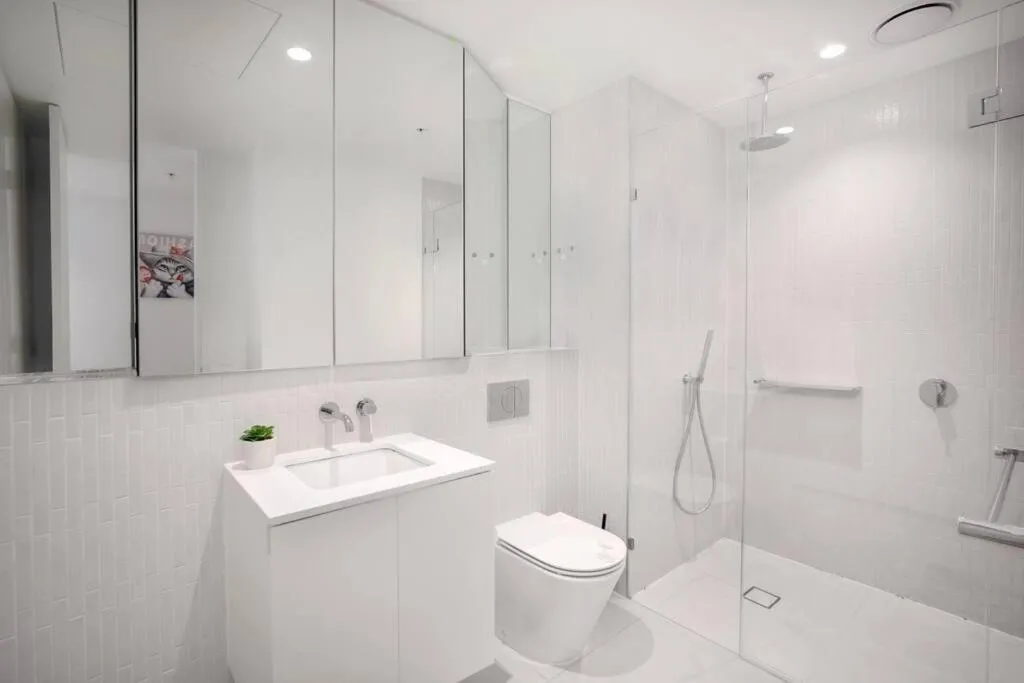MSQ 1 Bed Apt with Amazing City & Sea View — 3