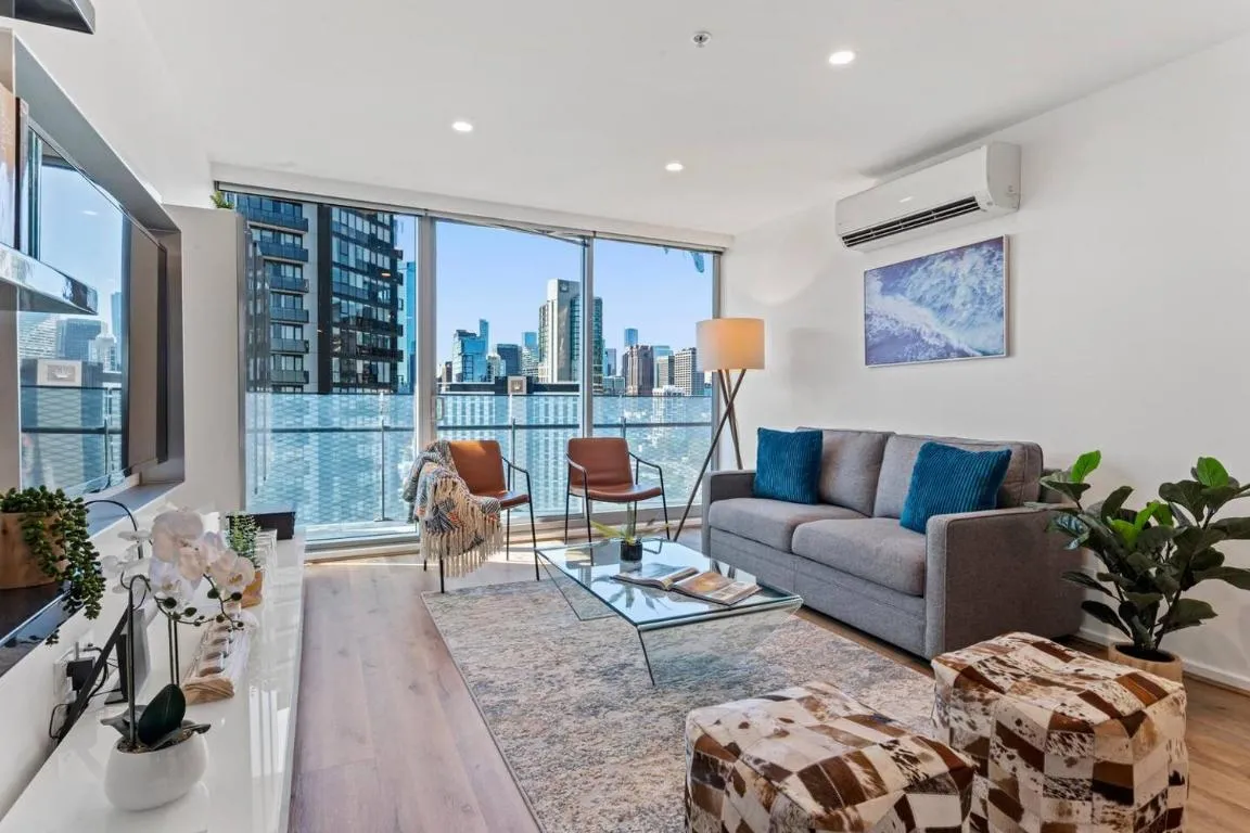‘Mainpoint 25th’ Sky-high and Central with Pool